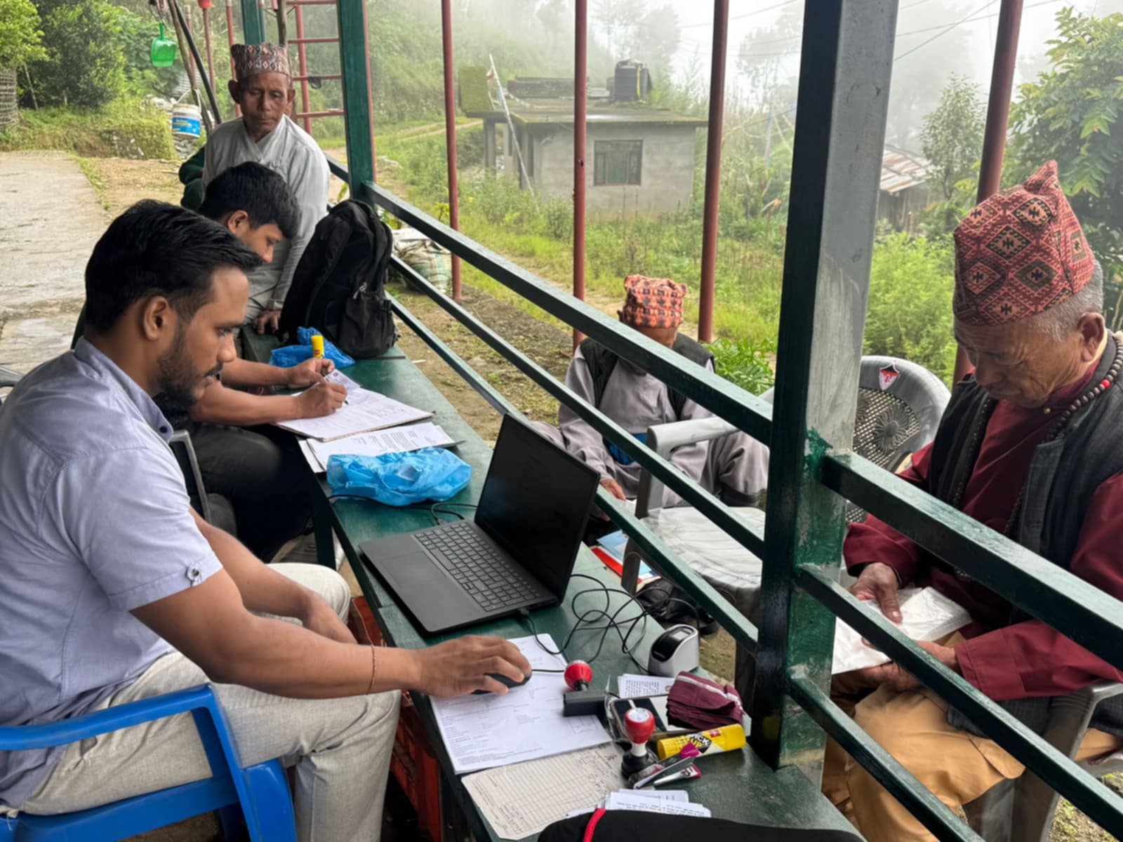 बिदाको दिनमा पनि सेवा दिँदै बाह्रबिसे ३ को वडा कार्यालय, धमाधम सामाजिक सुरक्षा भत्ता नवीकरण
