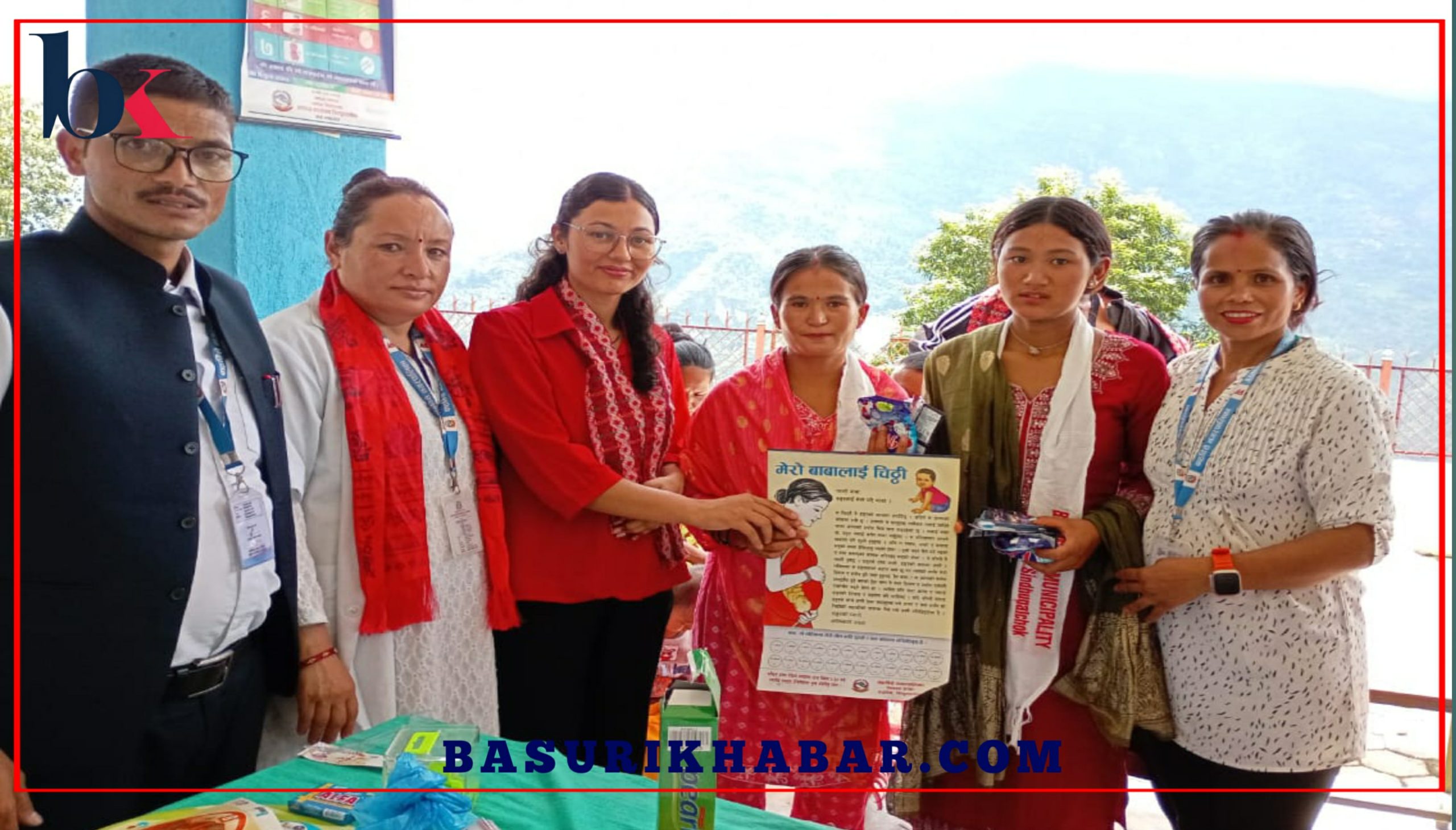 बाह्रबिसे ३ का अध्यक्ष भण्डारीद्वारा खोप केन्द्रमा आमाहरूलाई सरसफाई सामग्री वितरण