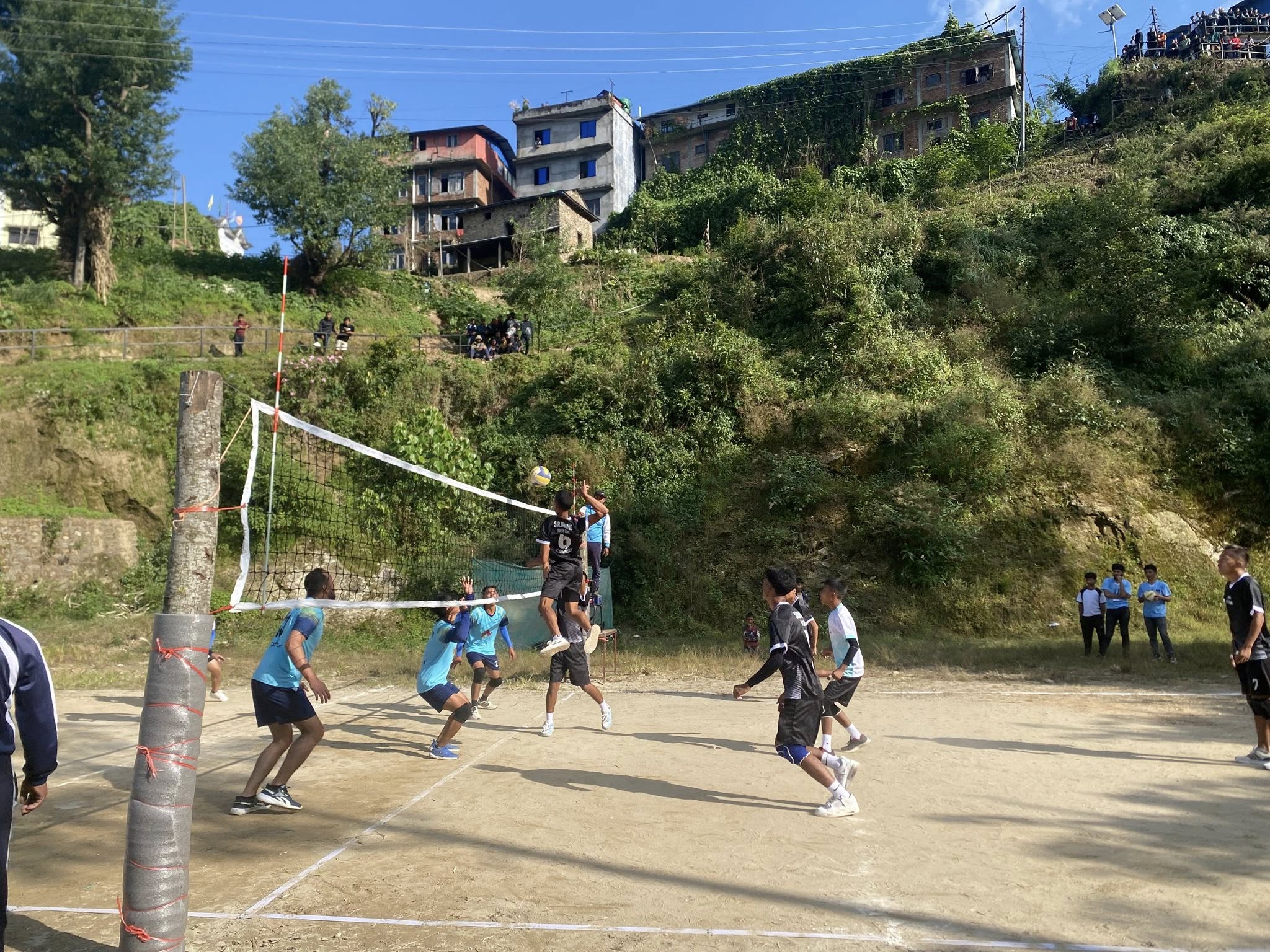 भोटेचौरमा भइरहेको पुरुष भलिबल प्रतियोगितामा लिग चरणका खेलहरू जारी