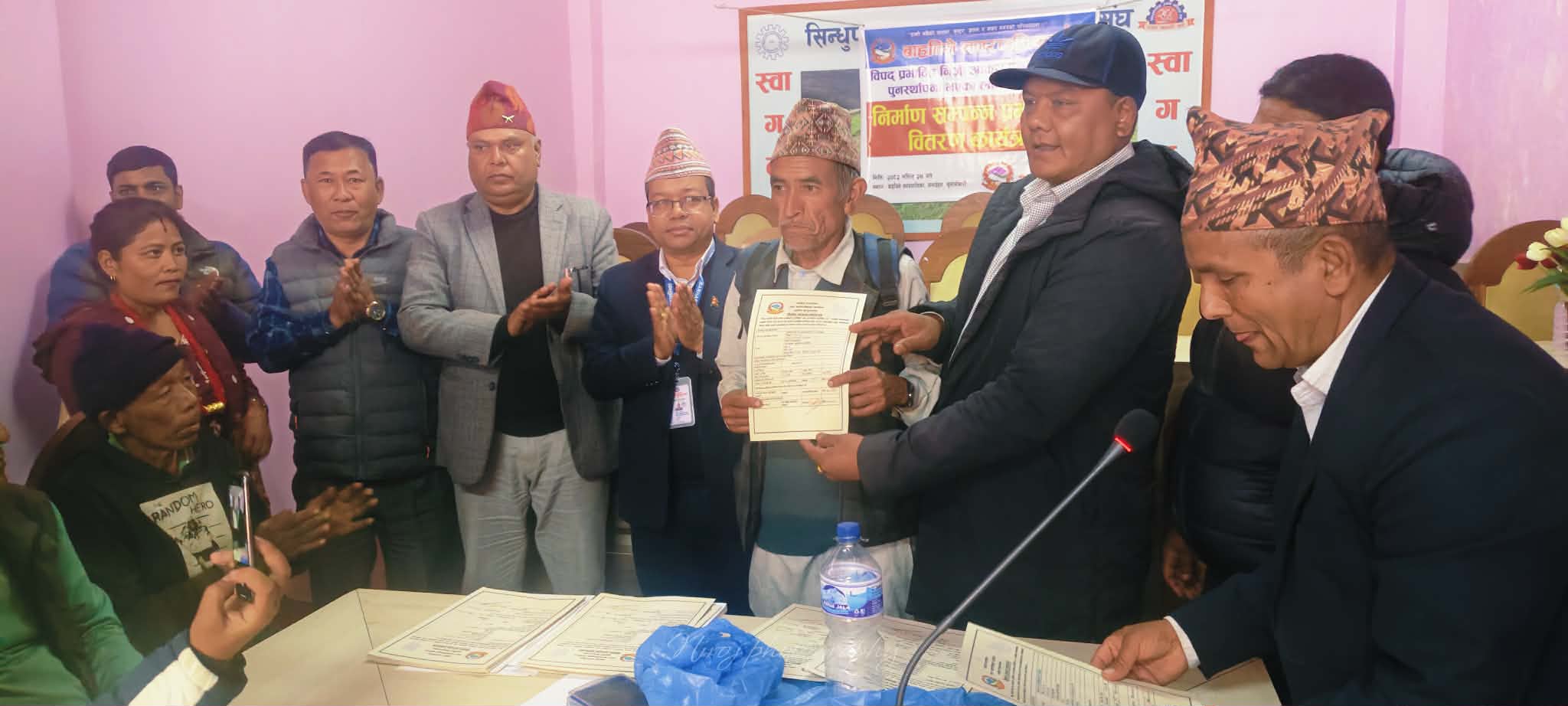 बाह्रबिसे नगरपालिकाका ६० परिवारले पाए घर निर्माण सम्पन्न प्रमाणपत्र