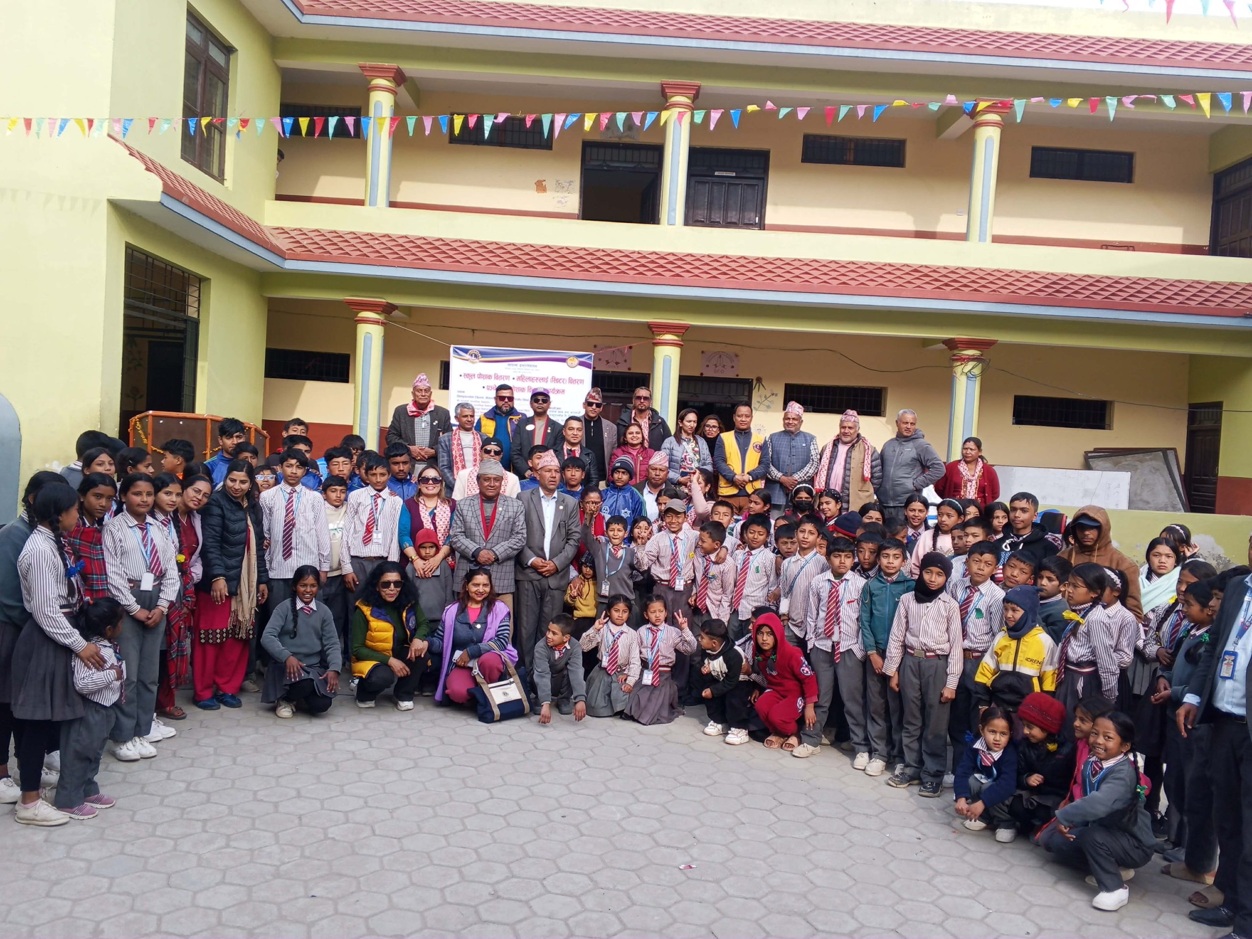 लायन्स क्लब र आर.वाई. फाउण्डेसनद्वारा भाैटेचाैरका विद्यार्थीलाई न्यानाे कपडा वितरण