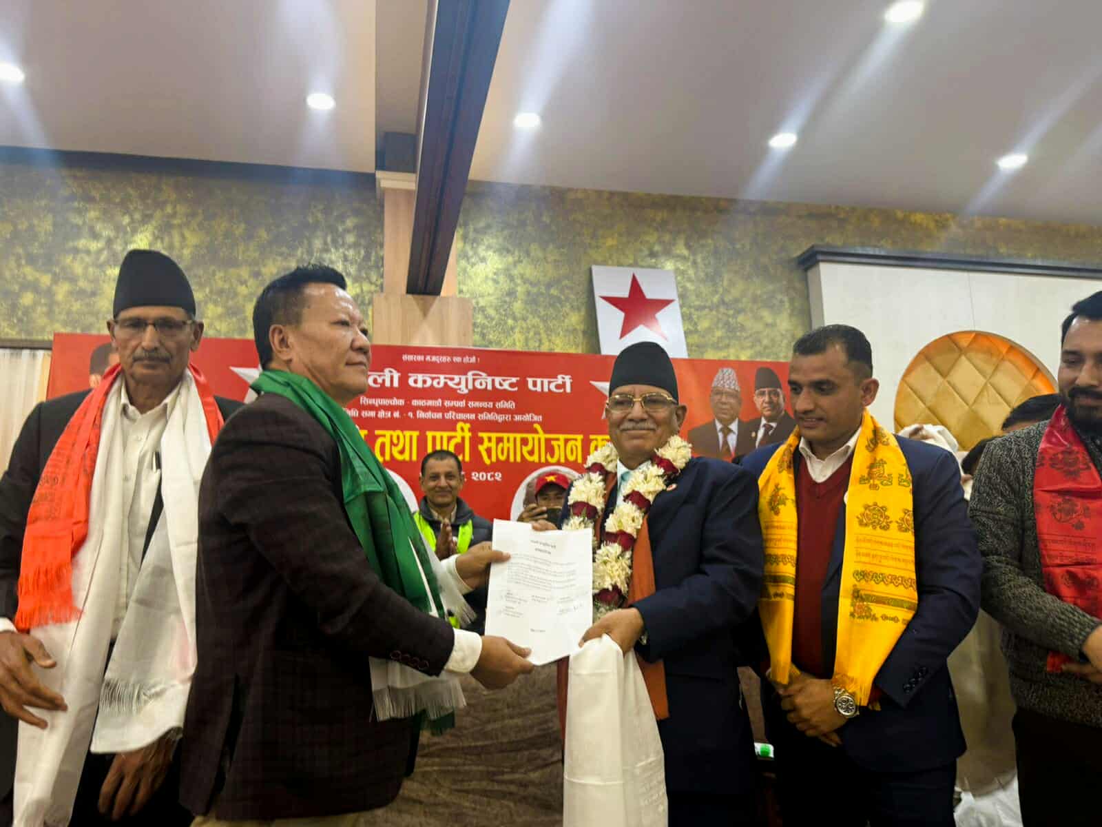 बाह्रविसेका पूर्व मेयर निमफुन्जो शेर्पा नेकपामा समाहित, प्रचण्ड द्वारा भव्य स्वागत